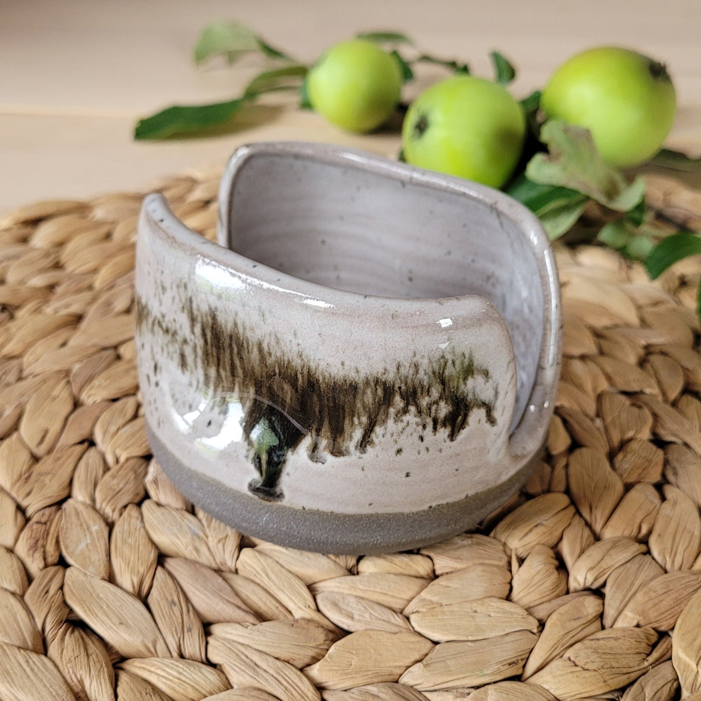 The black speckles give this sponge holder a unique and eye-catching appearance.