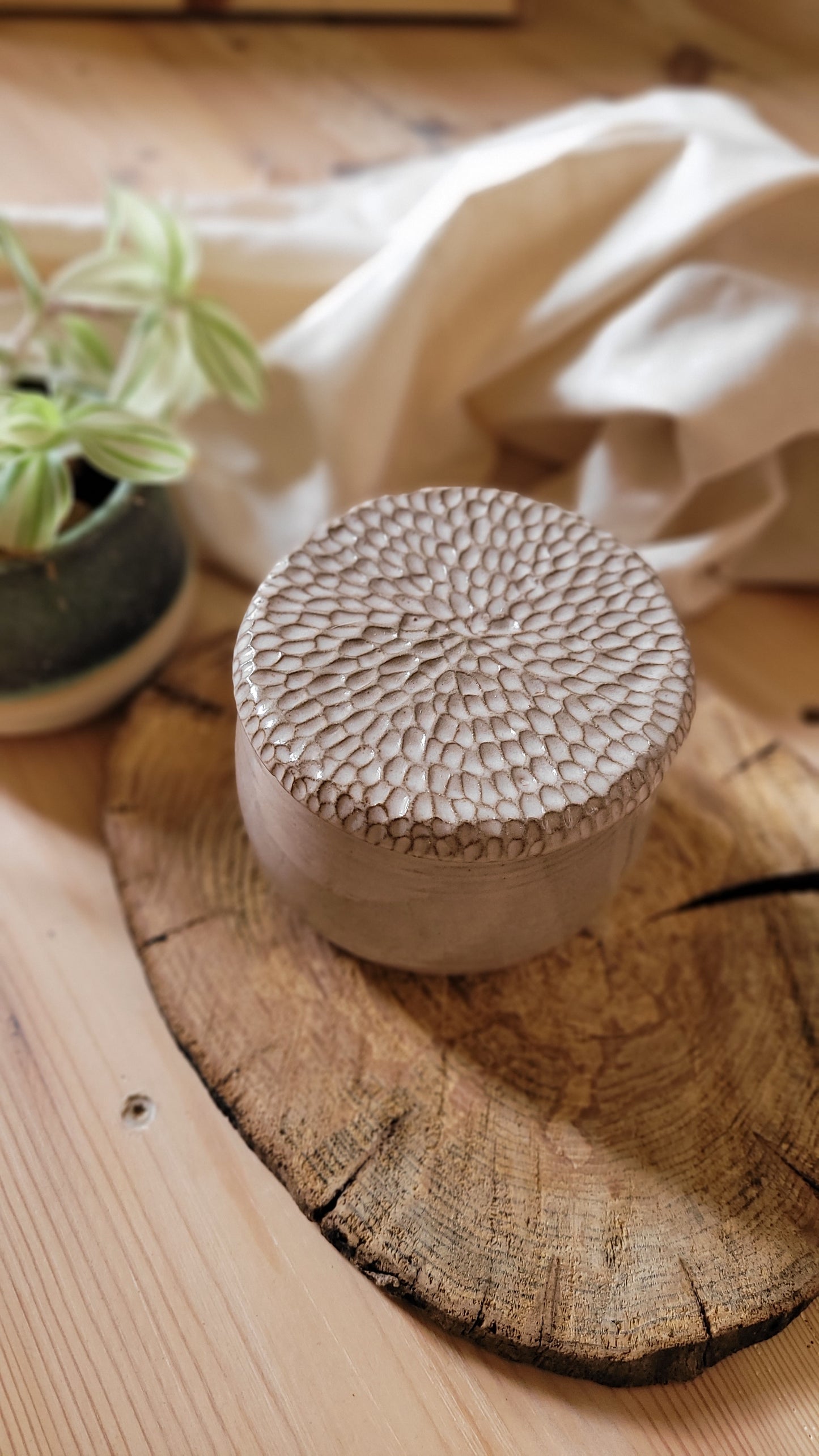Französische Butterdose - Grau mit weißer Glasur und strukturiertem Deckel.