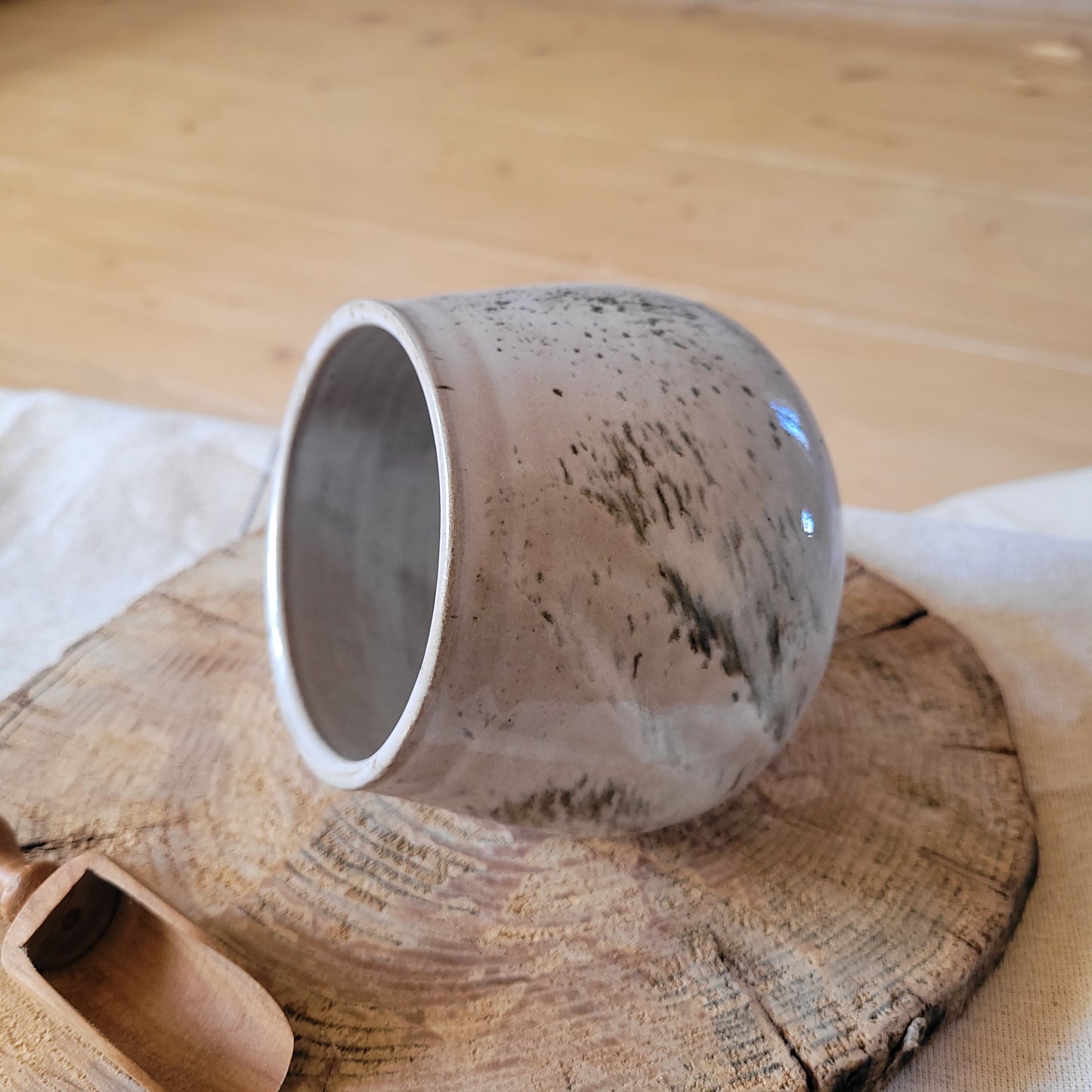Handgefertigter grauer Keramik-Salztopf mit gesprenkelter Glasur und kleinem Holzlöffel. | Jogita Art Studio