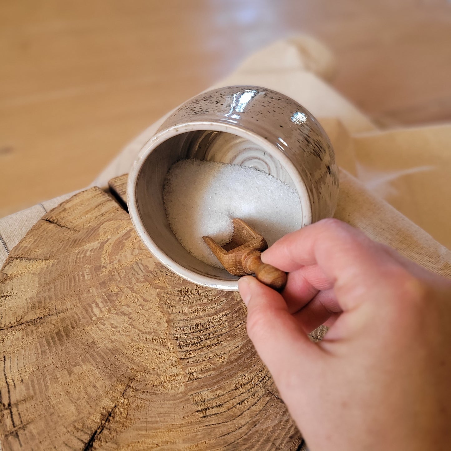 Handgemachter Keramik-Salztopf, grau mit gesprenkelter Glasur, mit Holzlöffel. | Jogita Art Studio