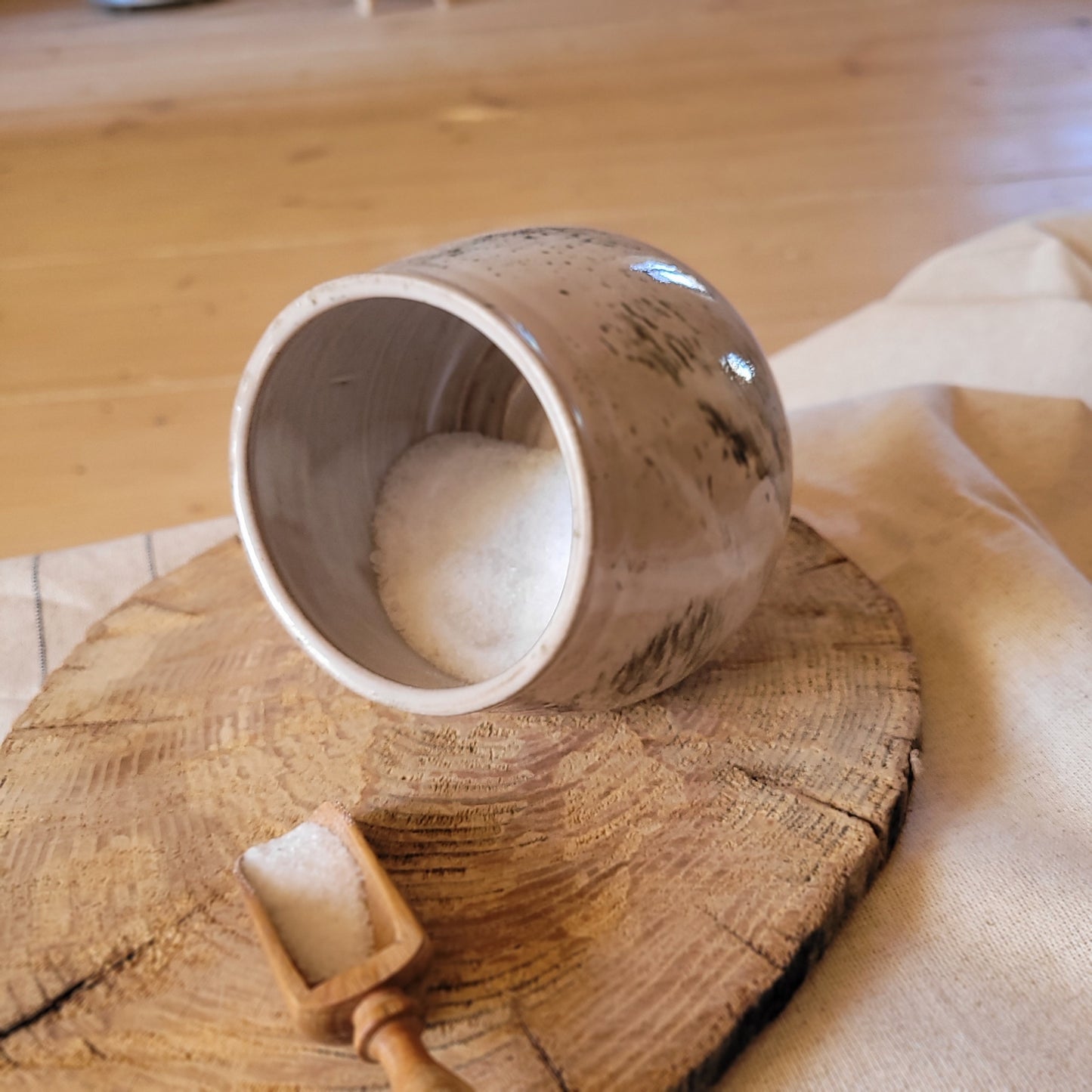 Keramikas sāls podiņš ar koka karoti | Jogita Art Studio