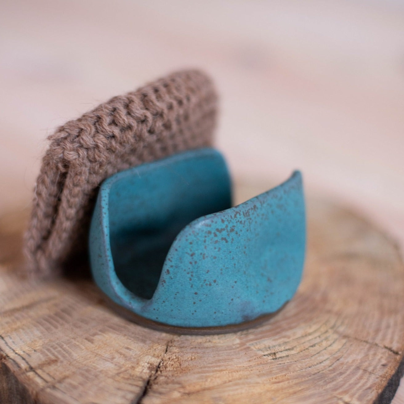 Handgefertigter Schwammhalter aus Keramik – graues Steinzeug mit blau gesprenkelter Glasur – Küchendekoration