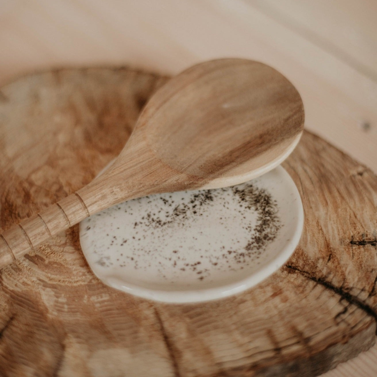 Stylish and functional spoon rest that adds a touch of warmth to your kitchen.