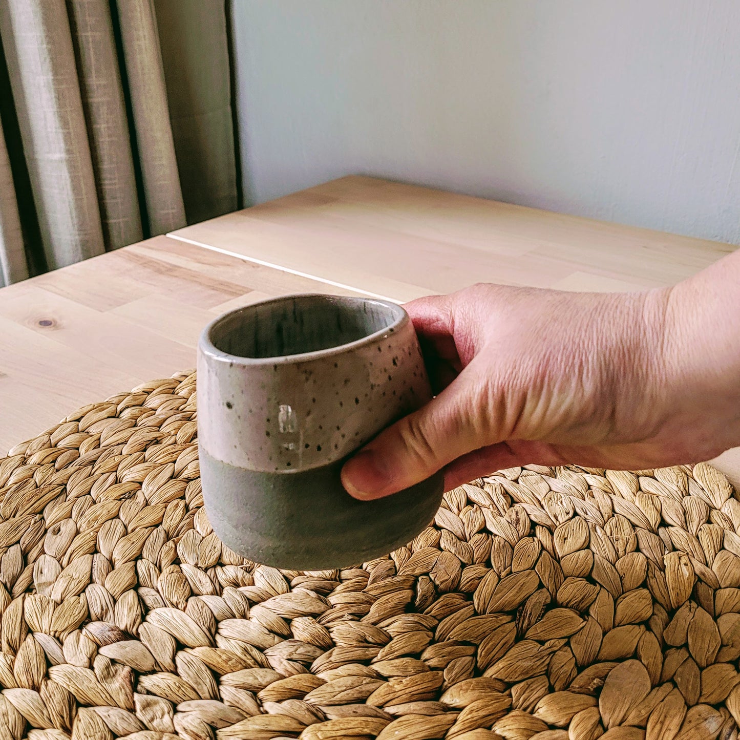 Grauer Becher aus Keramik