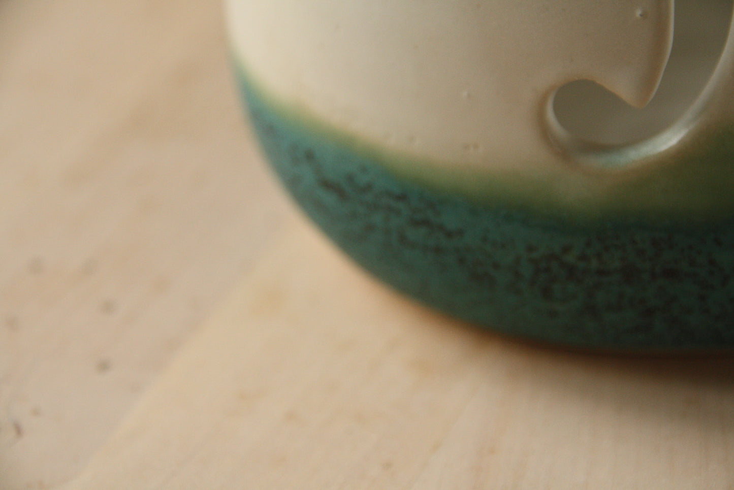 Garnschale aus meerblauer Keramik