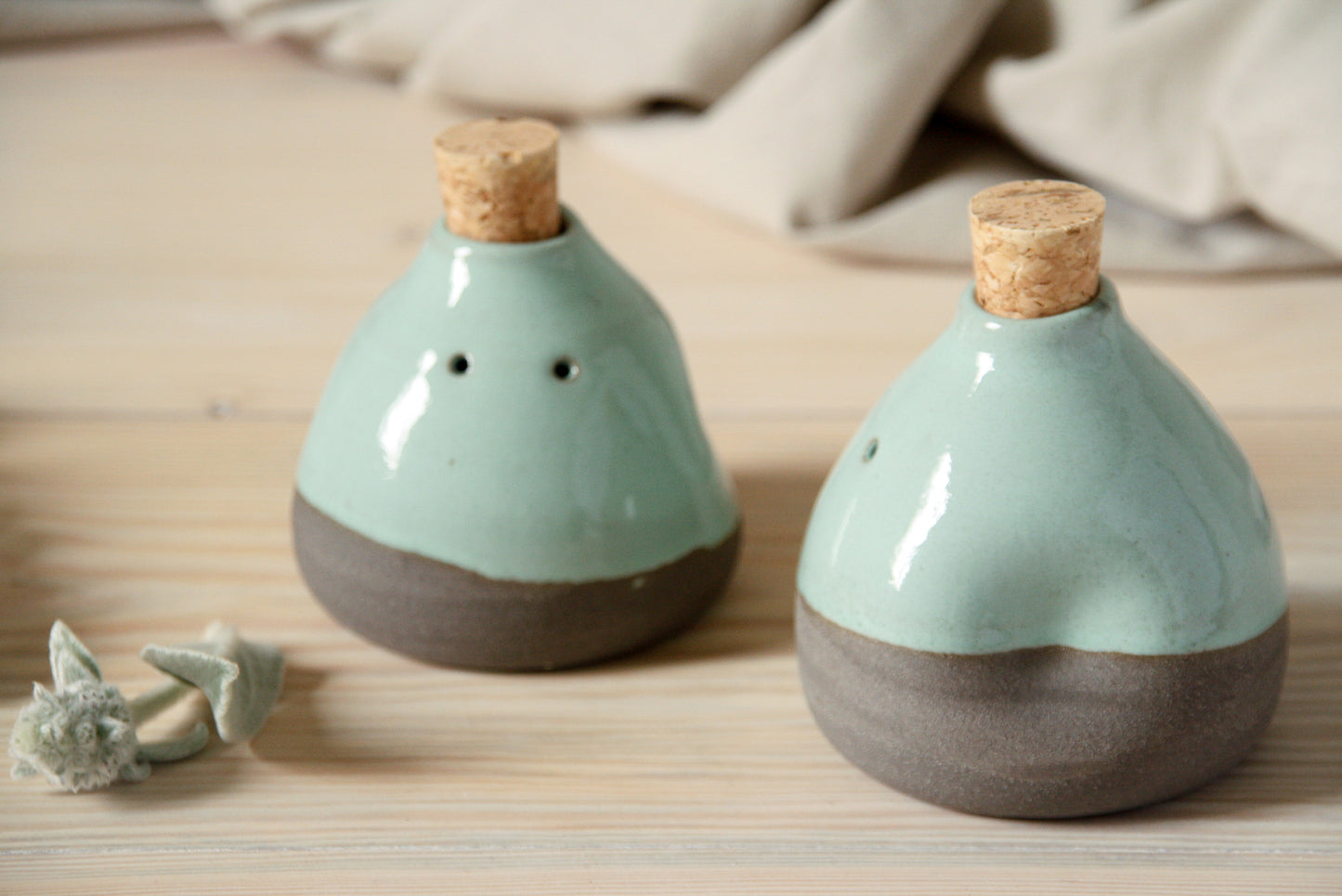 Ceramic salt and pepper schakers set - grey with turquoise