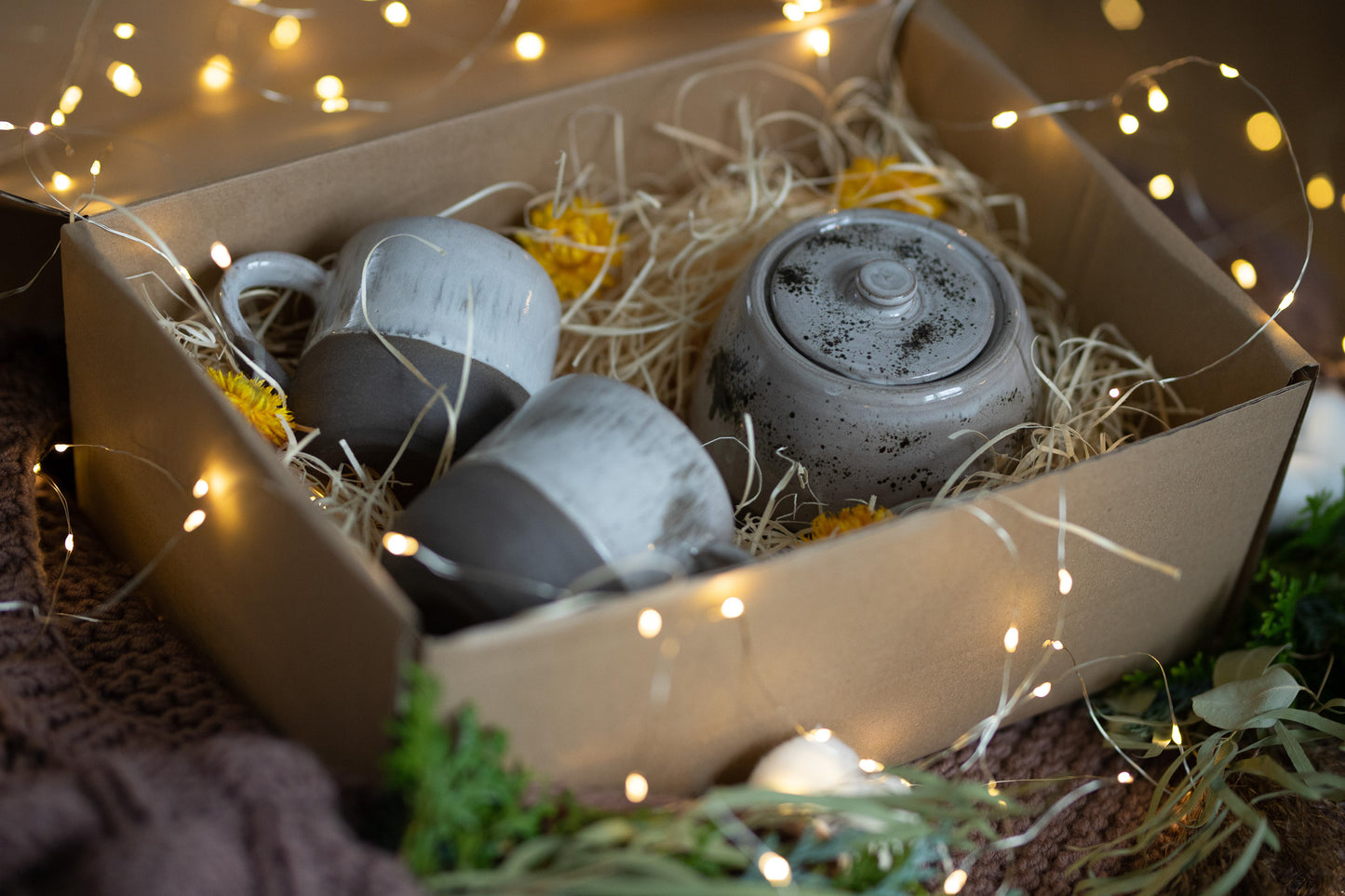 Graue Tassen und Zuckerdose - Geschenkset (zwei Tassen 500 ml, Zuckerdose 500 ml)