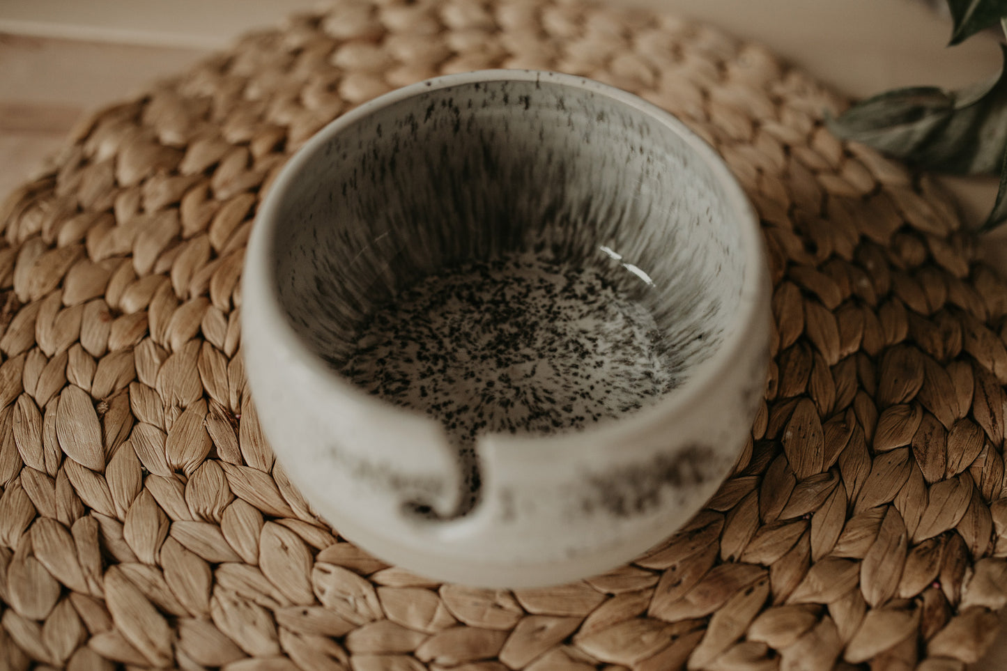 SCHALE AUS KERAMIKGARN „Weiß+ CREAMY SPECKLED GLAZE“