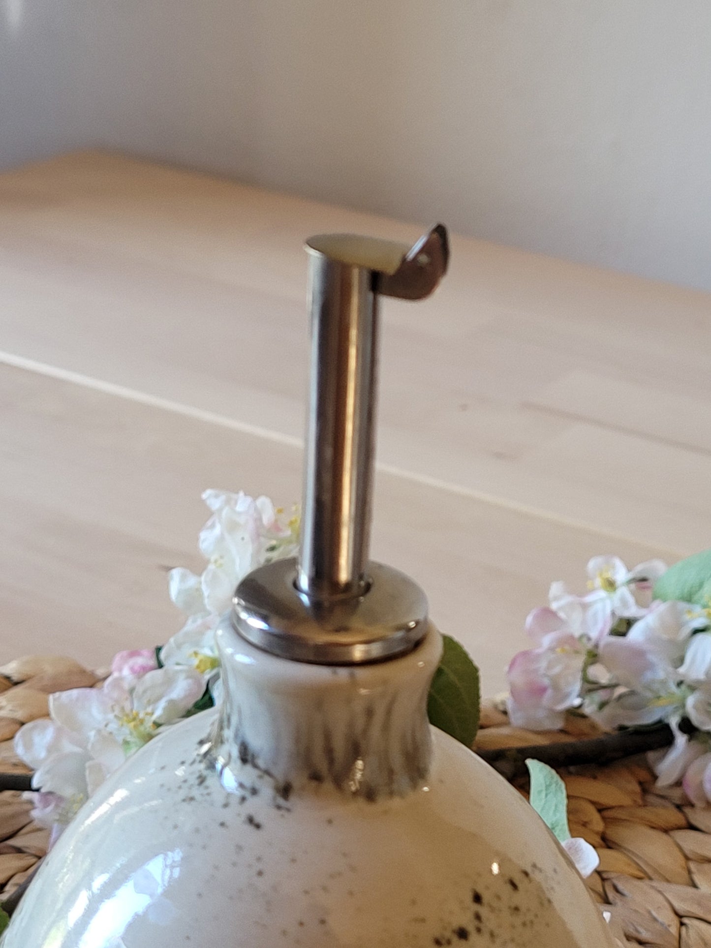 Bouteille d'huile en céramique fabriquée à la main - Une touche durable pour votre comptoir de cuisine