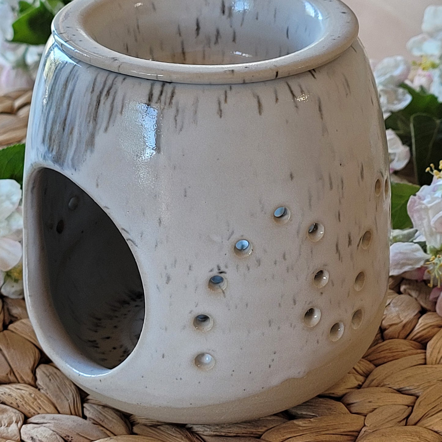 Ar rokām darināta zemnieciska keramikas aromātiskā lampa 