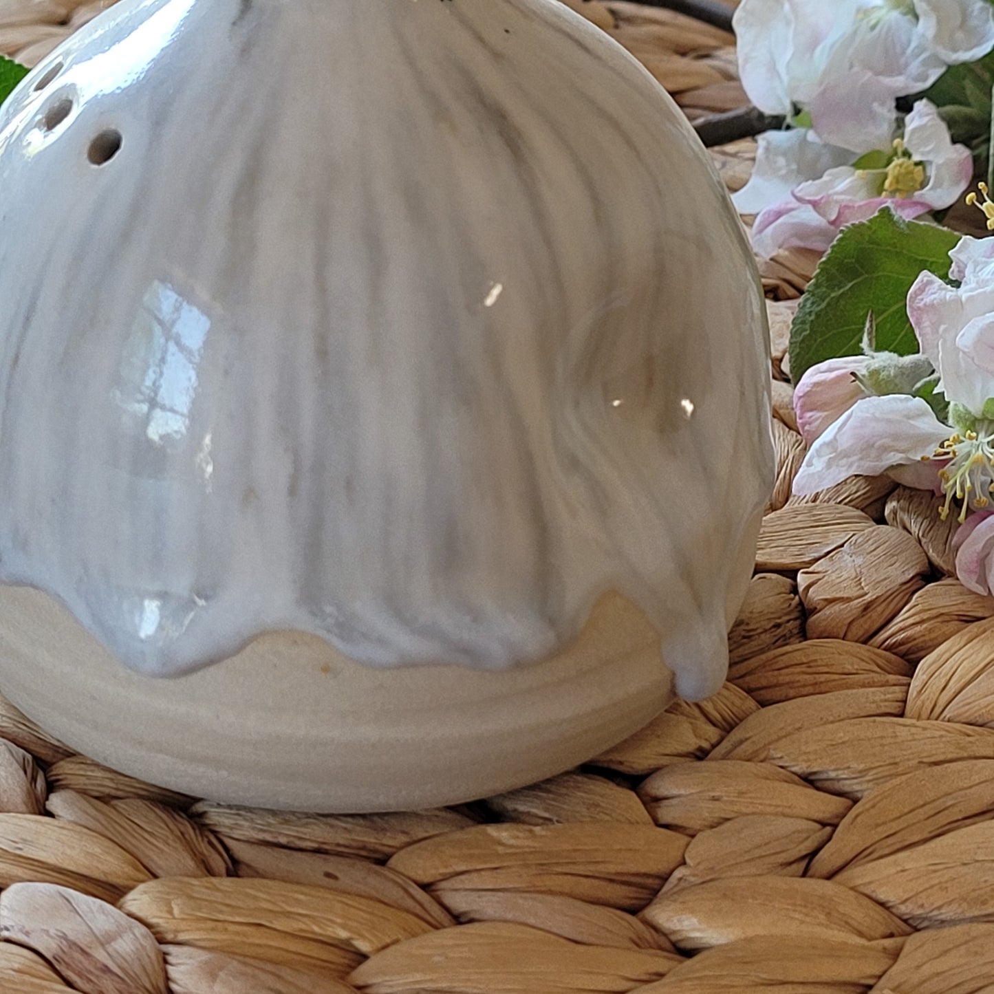 Salières et poivrières en poterie faites à la main, glaçage moucheté blanc
