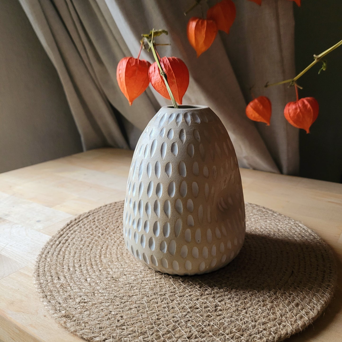 Cozy ceramic bud vase - this luxe cream-white number comes with a milk-white and textured design for added flair!