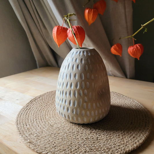Gemütliche Knospenvase aus Keramik – diese luxuriöse cremeweiße Nummer verfügt über ein milchweißes und strukturiertes Design für zusätzliches Flair!