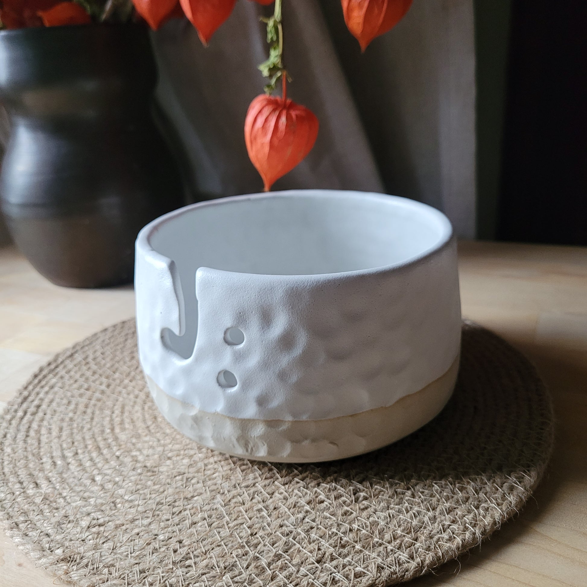 Contemporary Ceramic Yarn Bowl - White with Matte Glaze and Textured Design. This handmade yarn bowl showcases a modern design with its matte glaze and unique texture. An essential tool for crocheters and knitters, it keeps your yarn neatly in place while adding a touch of style to your crafting space.
