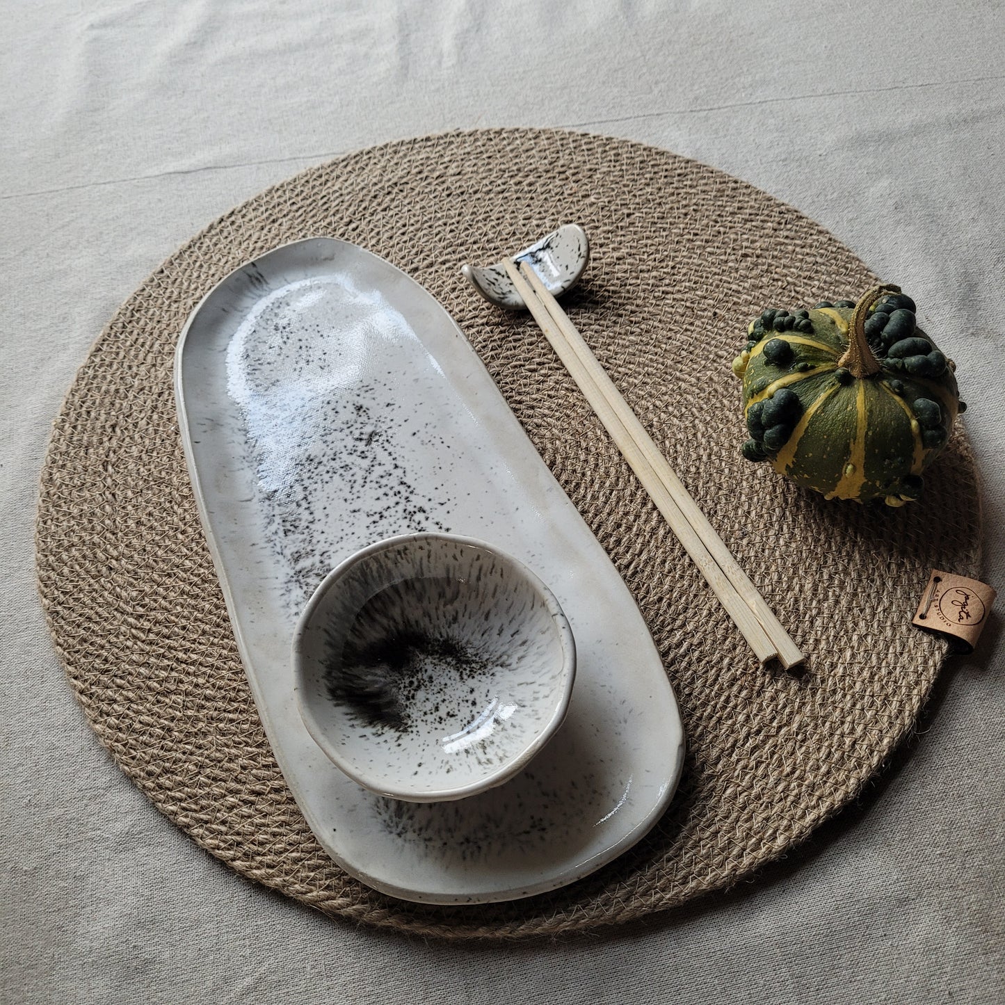 Ar rokām darināts keramikas suši komplekts:uzlabojiet savu maltīti ar japāņu eleganci