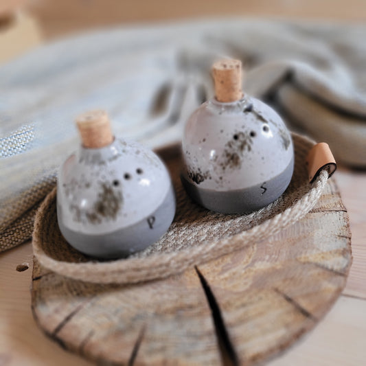 Salière et poivrière en céramique fabriquées à la main – Ensemble élégant en glaçage moucheté blanc avec panier en jute