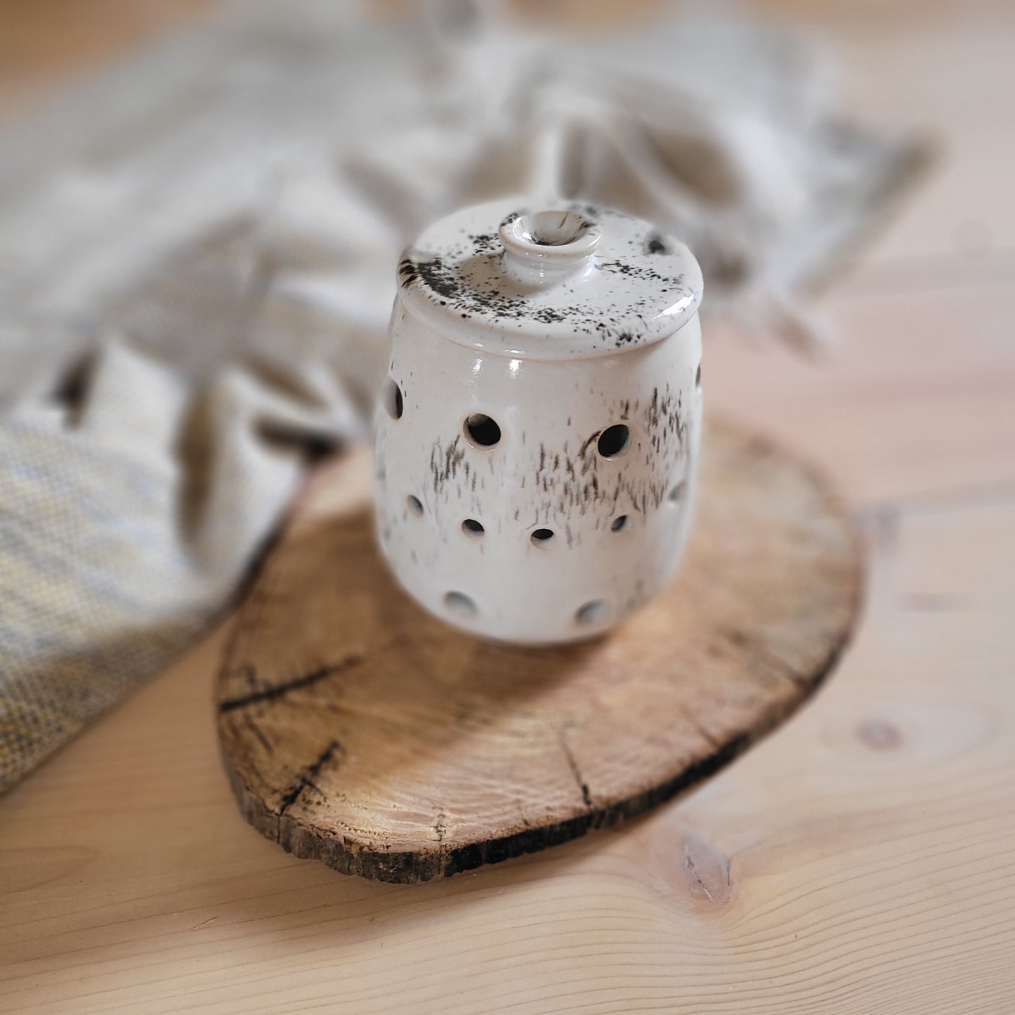 Handgemachter Knoblauchtopf, weißes Steingut mit weiß gesprenkelter Glasur.