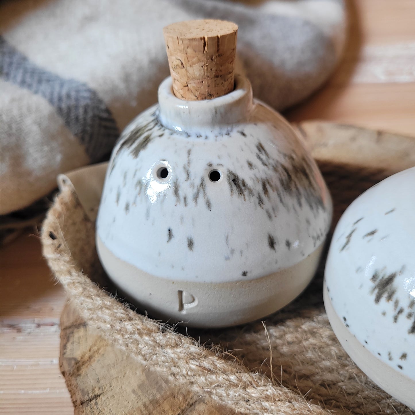 Salière et poivrière en céramique fabriquées à la main – Ensemble élégant en glaçage moucheté blanc avec panier en jute