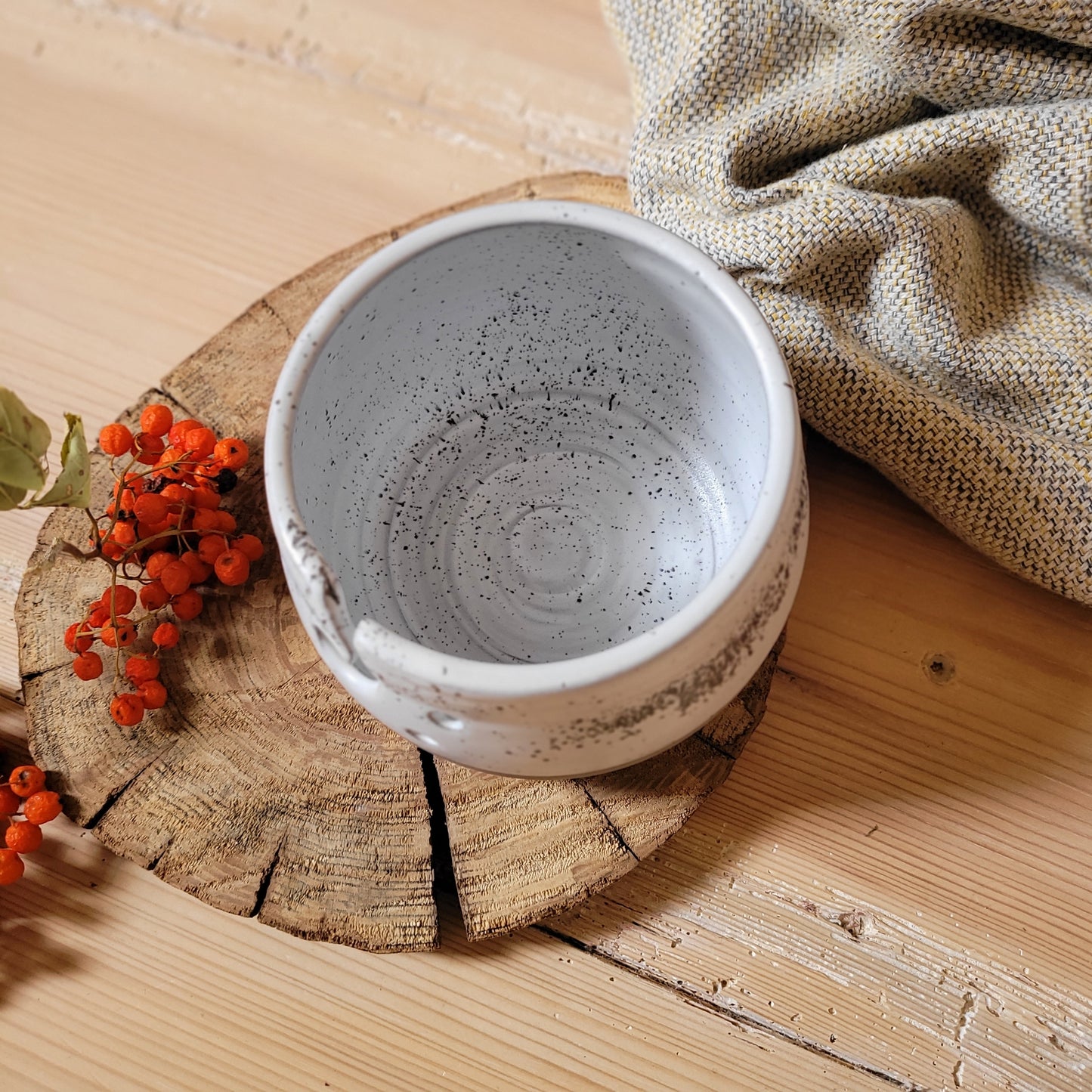 Bol de fil en céramique fait à la main | Grès Gris Anthracite | Glacé avec des taches beiges blanches et noires