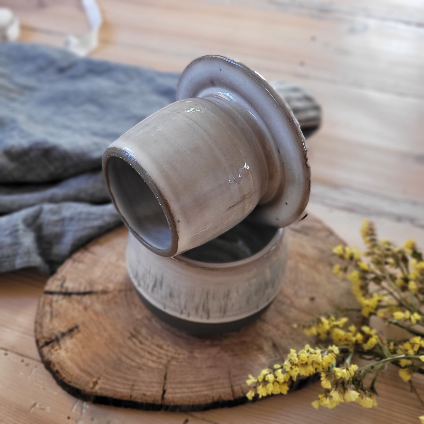 Beurrier français- Gris avec glaçage moucheté blanc.