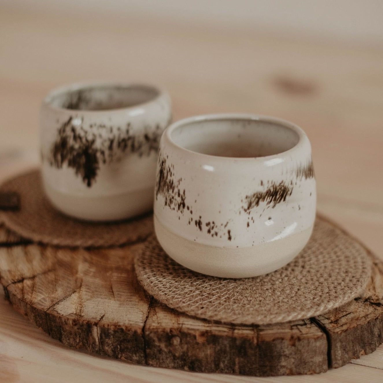 Ar rokām darināta keramikas espresso krūzīte ar unikālu īkšķa iedobumu.