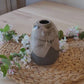 Handgemaakte grijze steengoed keramische vaas - grijs met gespikkeld glazuur