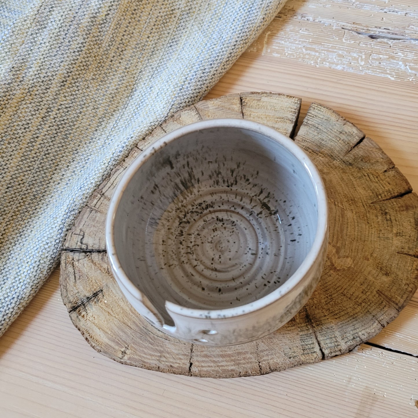 Yarn bowl with uneven rim