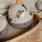 Salière et poivrière en céramique fabriquées à la main – Ensemble élégant en glaçage moucheté blanc avec panier en jute