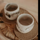 Doppeltes Espresso-Kaffeetassen-Set mit rustikalem Jute-Untersetzer.