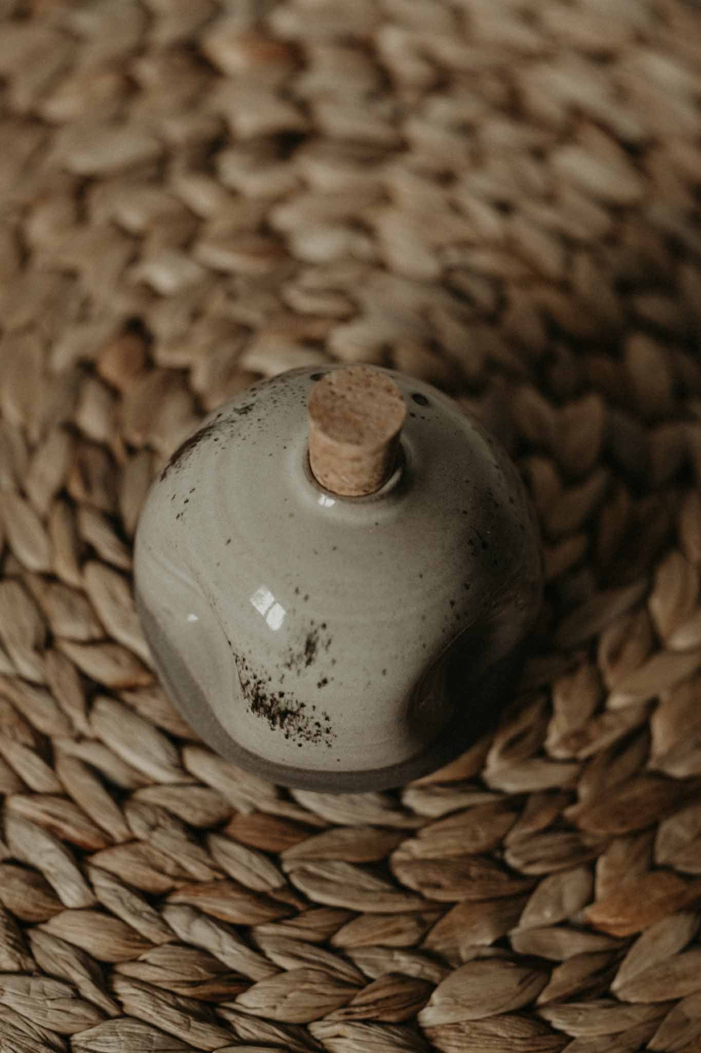 Ensemble salière et poivrière en céramique - gris avec glaçage moucheté