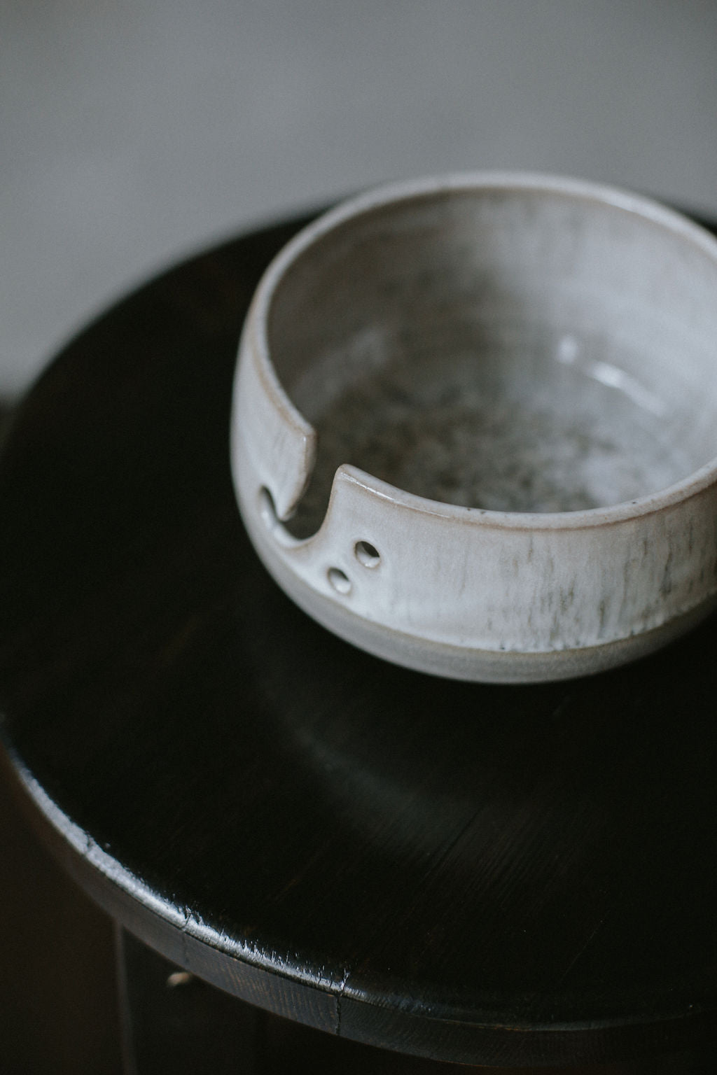 Bol de fil en céramique fait à la main | Grès Gris Anthracite | Glacé avec des taches beiges blanches et noires